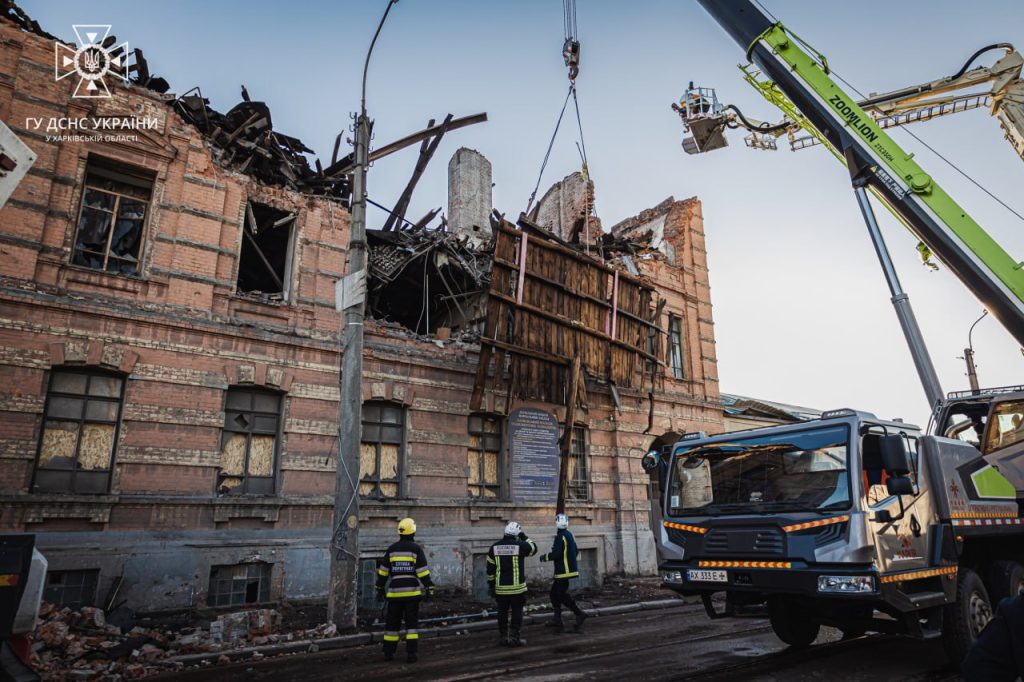 Атака дронів на Харків. ДСНС показала, як розбирають завали коледжу (фото)