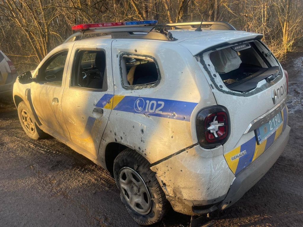 Россияне на Харьковщине сбросили гранату с дрона на автомобиль полицейских