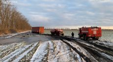 Фура з “гуманітаркою” застрягла на Харківщині через негоду (фото, відео)