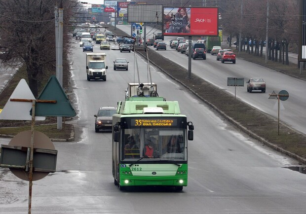 Два тролейбуси в Харкові змінили маршрути через обрив дроту (відео)