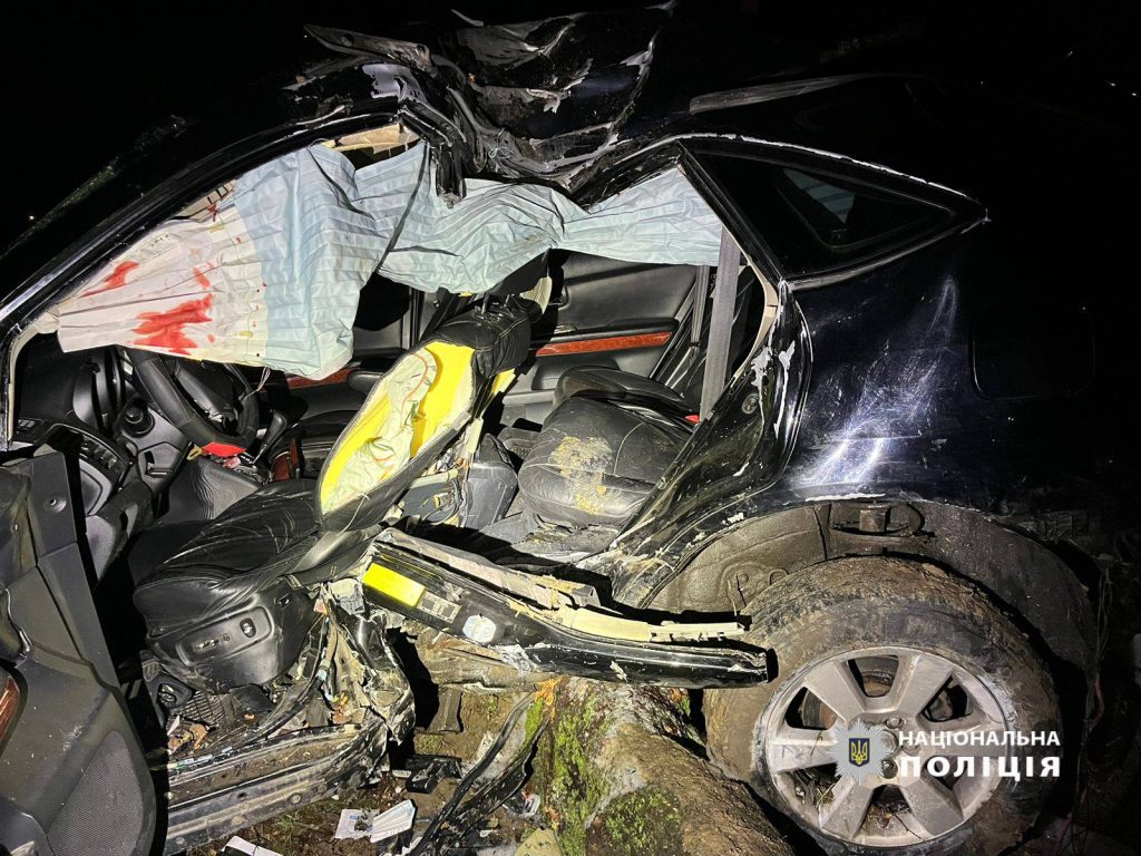 Сбил пешехода и врезался в дерево: в Харькове – два ДТП с пострадавшими (фото)