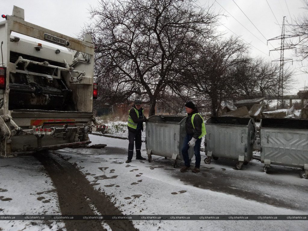 Несмотря на непогоду, бригады КВБО поддерживают чистоту в Харькове