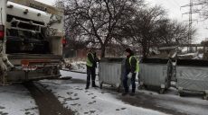 Попри негоду, бригади КВПВ підтримують чистоту в Харкові