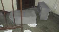 В доме на Салтовке разбили лифт и почтовые ящики: вероятных вандалов задержали