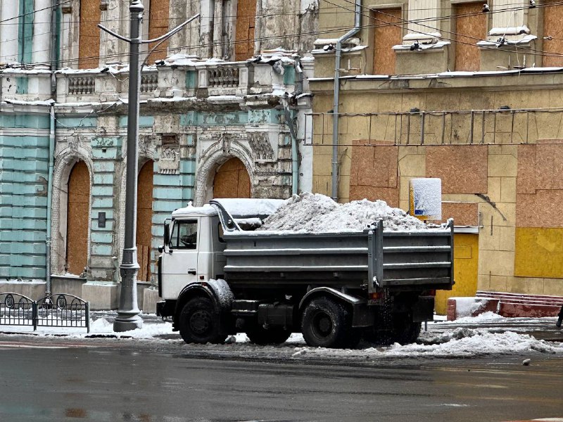 Снег в Харькове убирают около двух тысяч коммунальщиков (фото, видео)