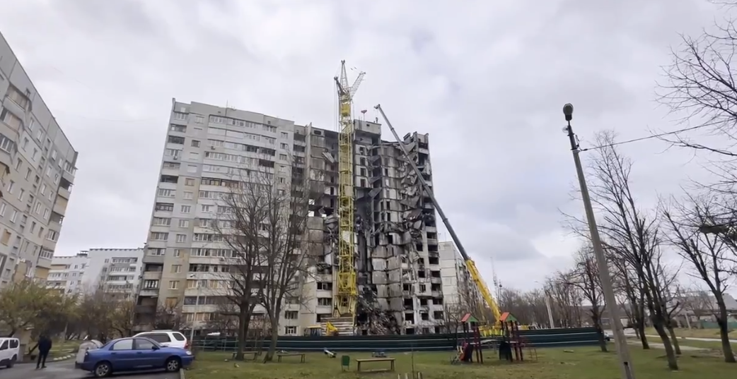 У Харкові стартував демонтаж під’їзду 16-поверхівки на Ужвій – Терехов (відео)