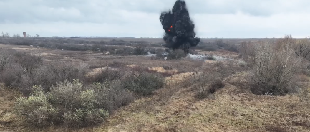 Минное поле нашли на Харьковщине: как саперы подрывали боеприпасы (видео)