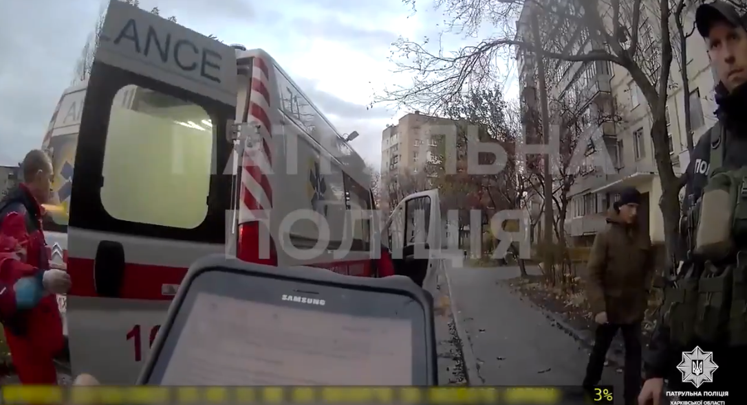 У Харкові патрульні визволили безпорадного чоловіка з квартири (відео)