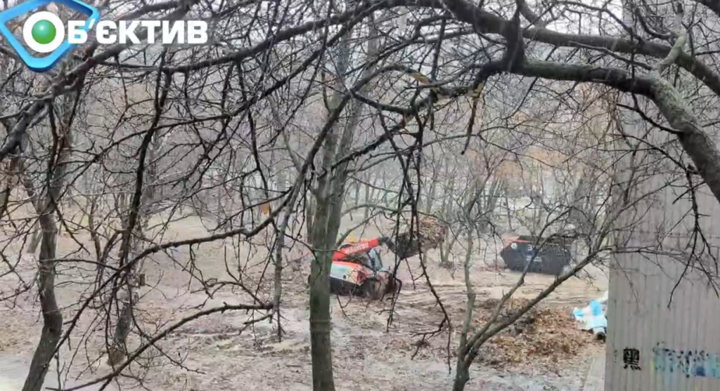 Ветер сорвал крышу с дома в Харькове: что происходит на улицах города (видео)