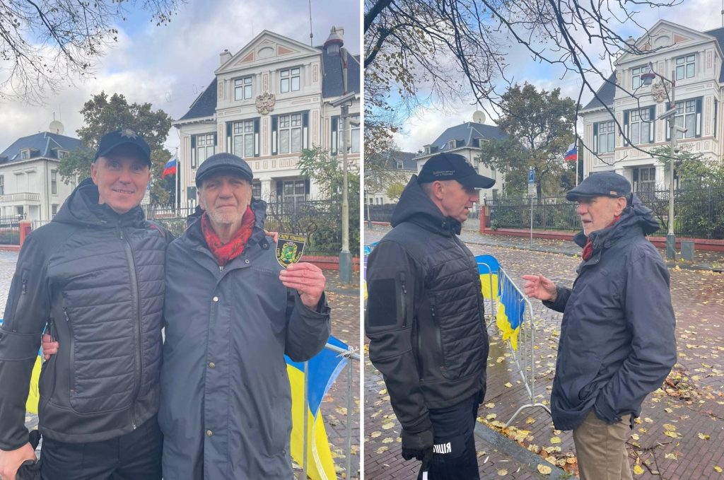 За охрану флагов Украины у посольства РФ получил шеврон полиции Харькова