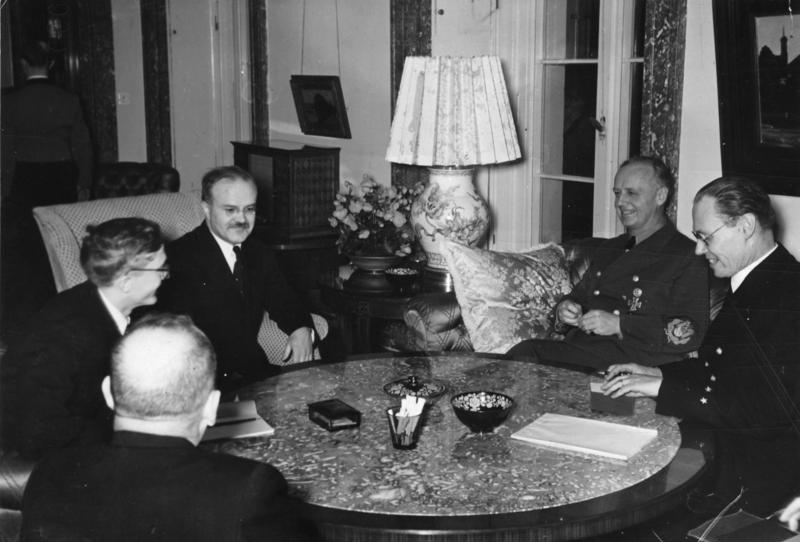Молотов і Ріббентроп у 1940 році на переговорах у Берліні