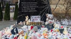 У Харкові прибрали іграшки, принесені до пам’ятника вбитим РФ дітям (фото)