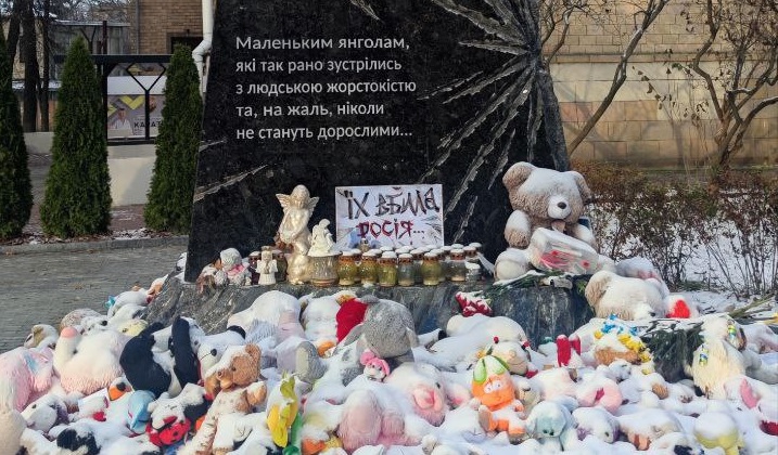В Харькове убрали игрушки, принесенные к памятнику убитым РФ детям (фото)