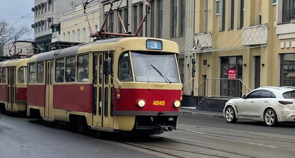 Обстріли у Харкові знищили 100 трамваїв