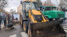В Холодногорском районе Харькова устраняют аварию на сетях водоотведения