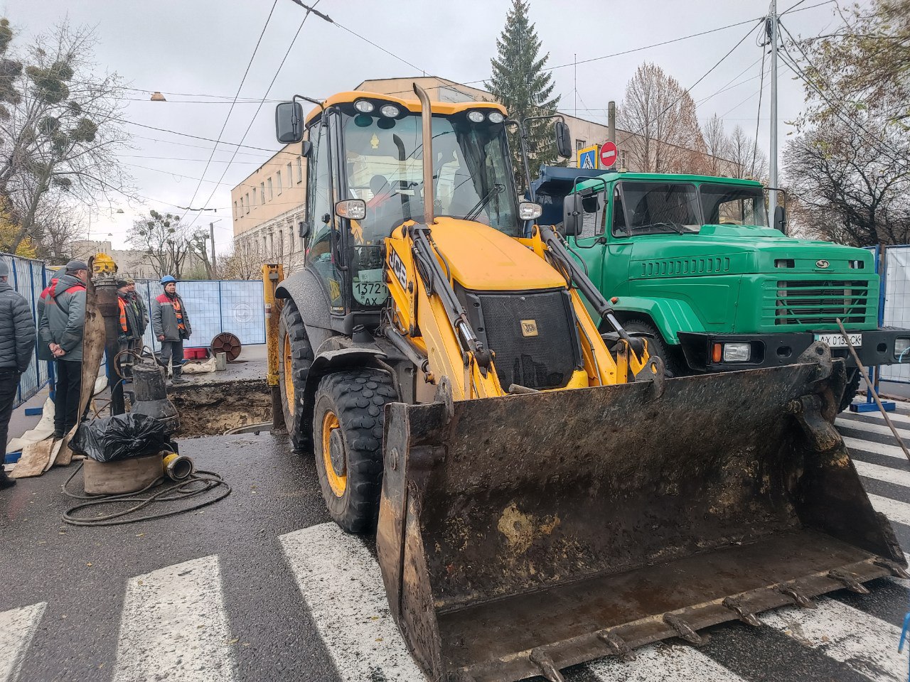 В Холодногорском районе Харькова устраняют аварию на сетях водоотведения