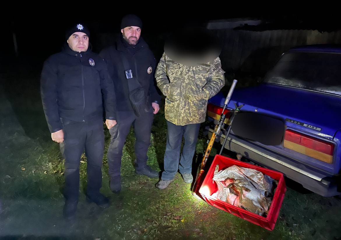Двох браконьєрів, які вполювали двох зайців, впіймали на Харківщині
