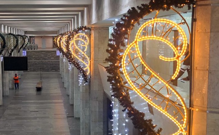 У Харкові готуються до Нового року: почали прикрашати станції метро (фото)