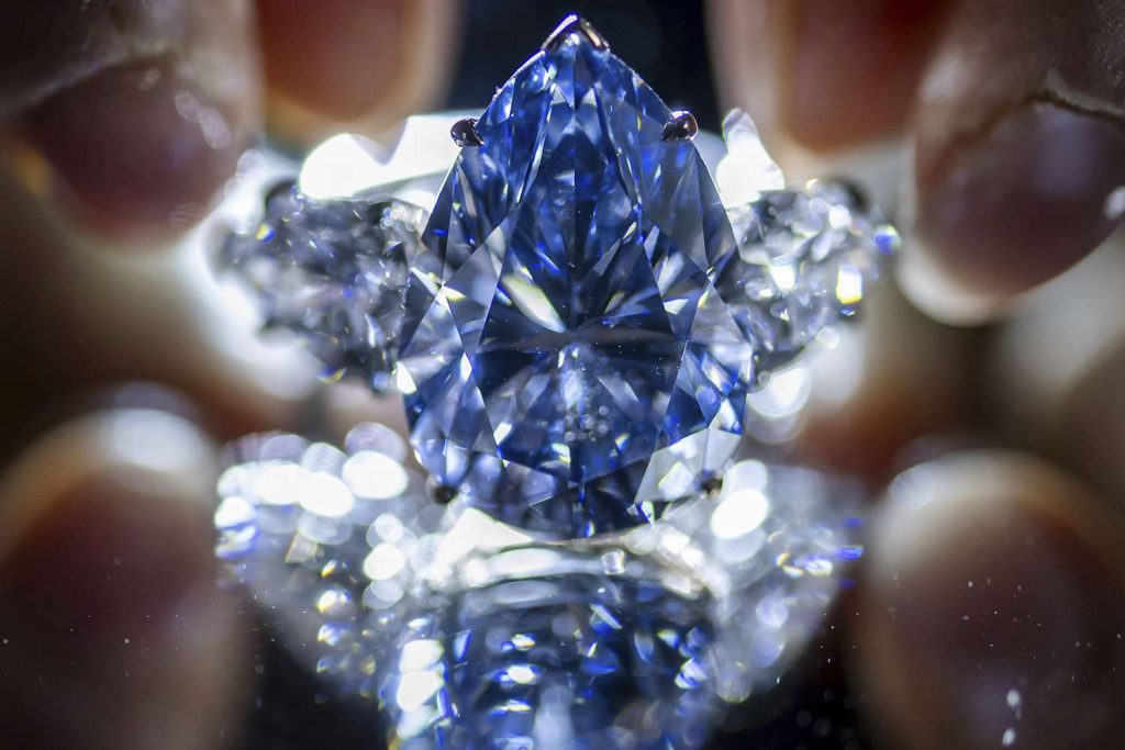 Рідкісний блакитний діамант продали на аукціоні Christie’s за $44 млн