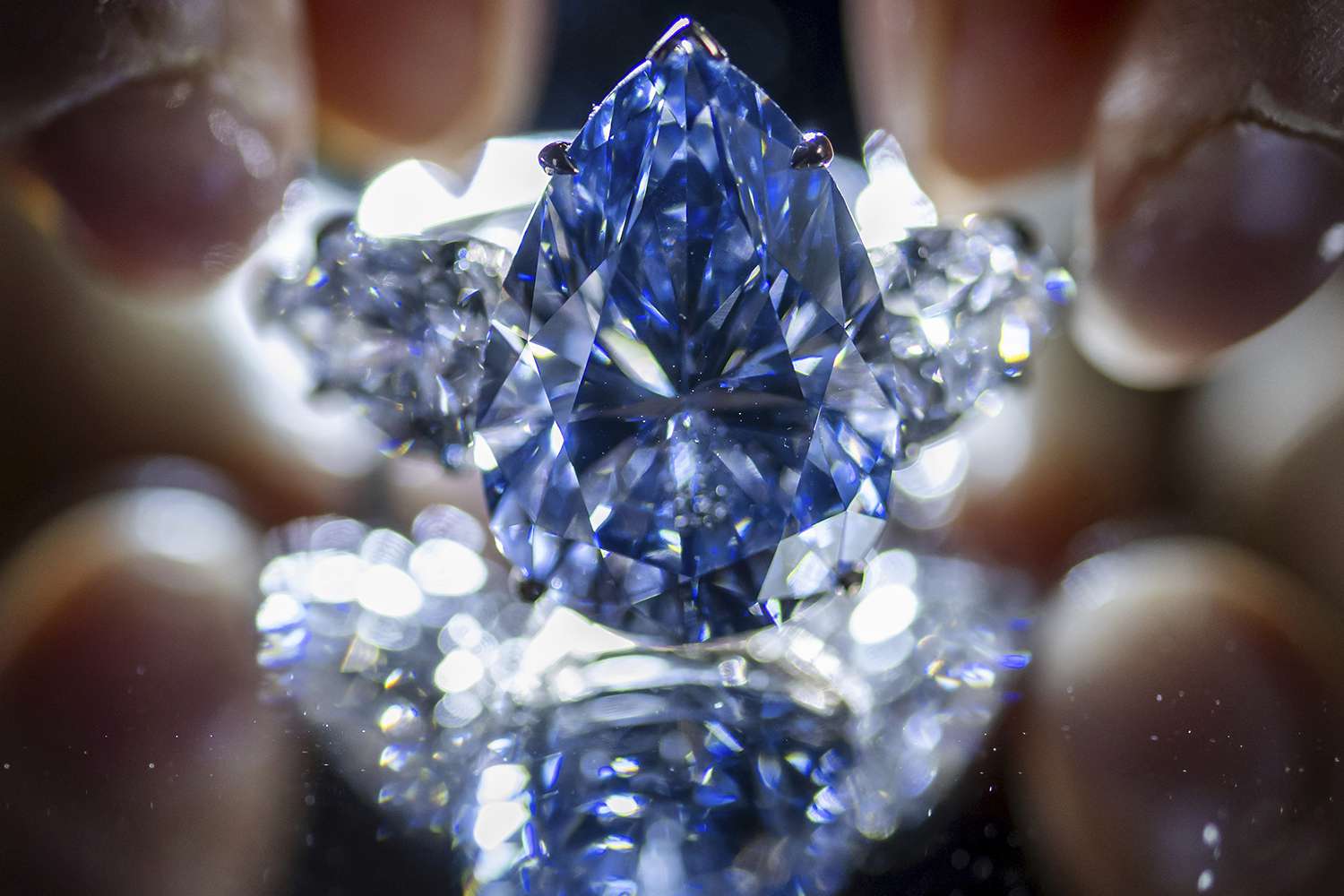 Редкий голубой бриллиант Bleu Royal продали на аукционе Christie’s за $44 млн