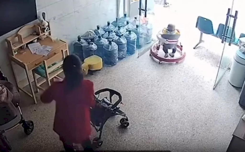 Годовалый малыш «сбежал» на ходунках из дома и от бабушки в Китае (видео)