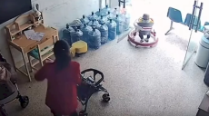 Однорічне маля “утекло” на ходунках із дому та від бабусі у Китаї (відео)