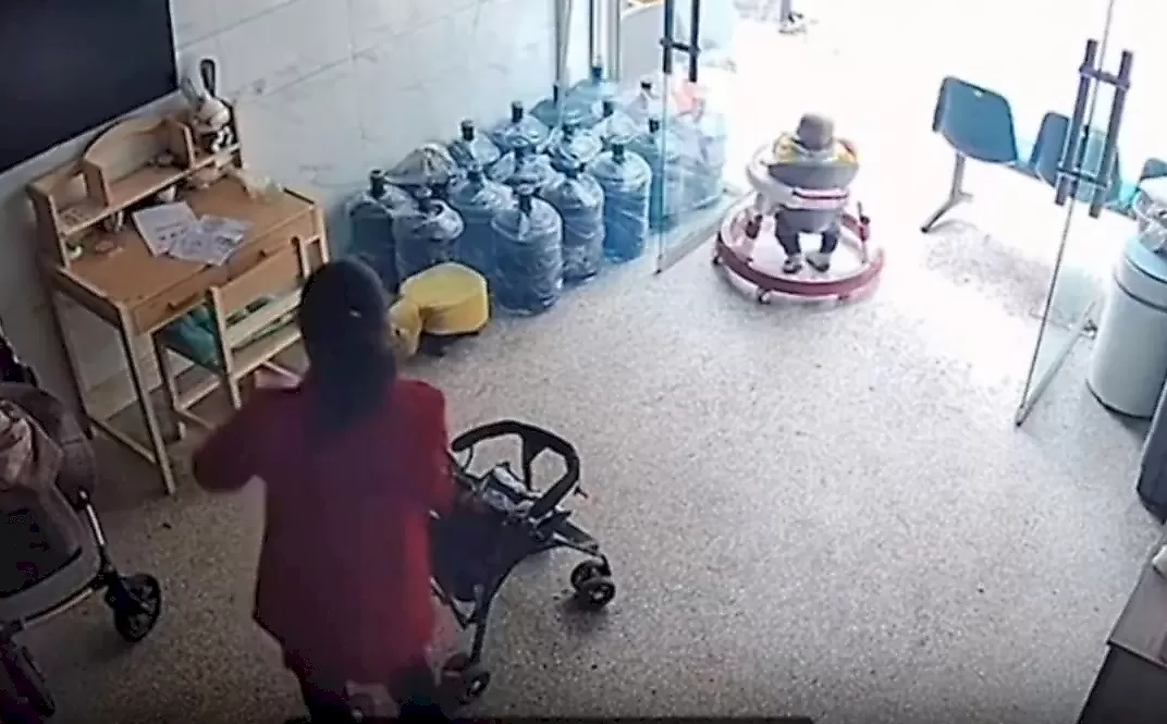 Однорічне маля “утекло” на ходунках із дому та від бабусі у Китаї (відео)