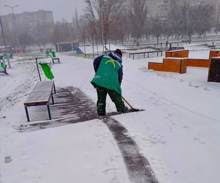 Майже дві тисячі комунальників прибирали сніг у Харкові