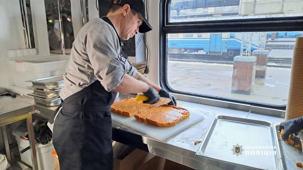 У Харкові зустріли потяг Food Train з їжею, який прибув з нагоди Дня подяки