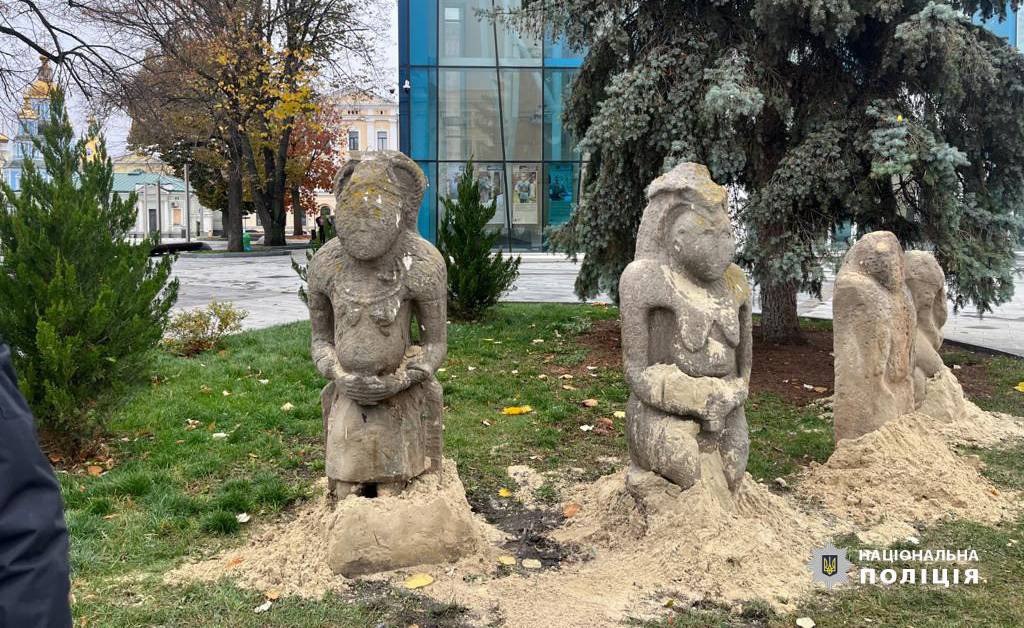 Половецких баб XI-XII вв. н.э. в центре Харькова побили топором. Вандала ищут