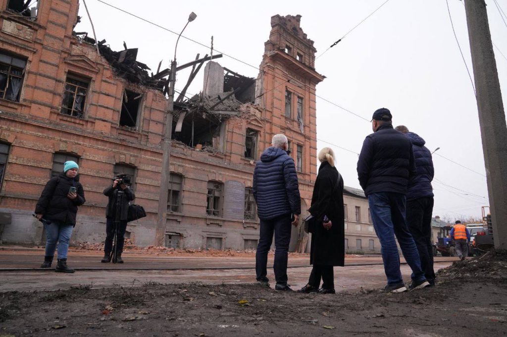 ДСНС: Стіну зруйнованого вночі коледжу в Харкові завалили рятувальники (відео)