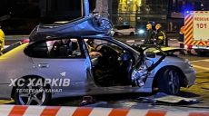 На Героев Харькова авто врезалось в столб. Водителя вырезали спасатели (видео)