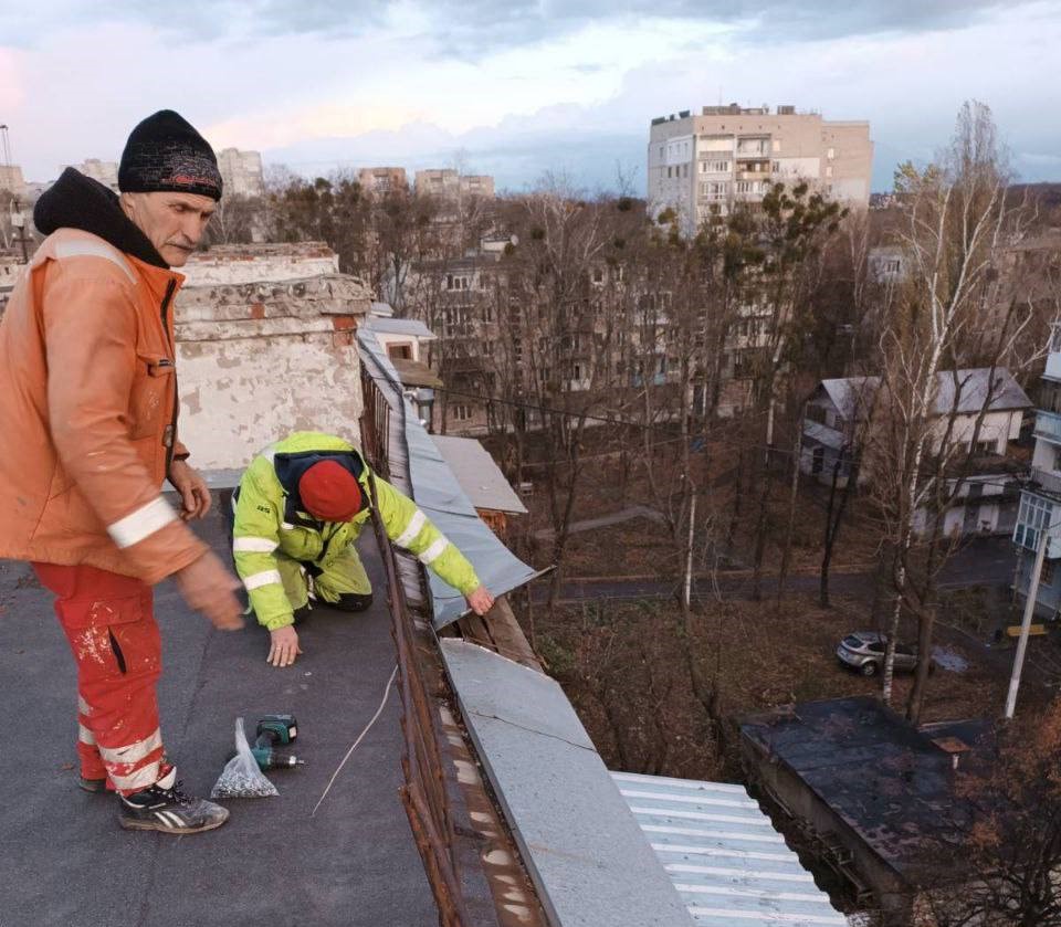 Воскресный ветер повалил в Харькове 46 деревьев. Последствия еще устраняют