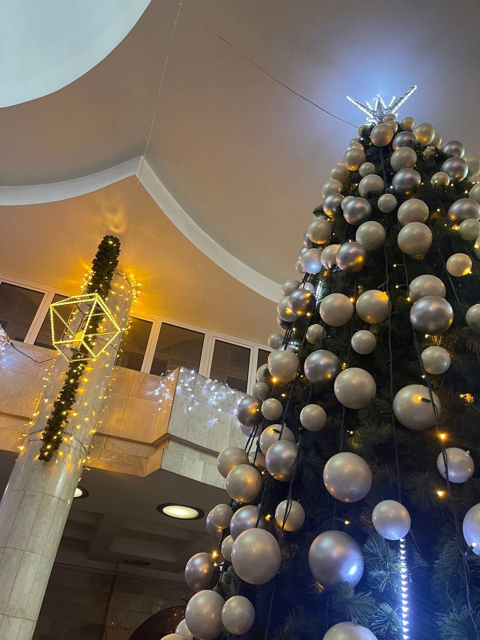 Новогодняя елка в Харькове в метро