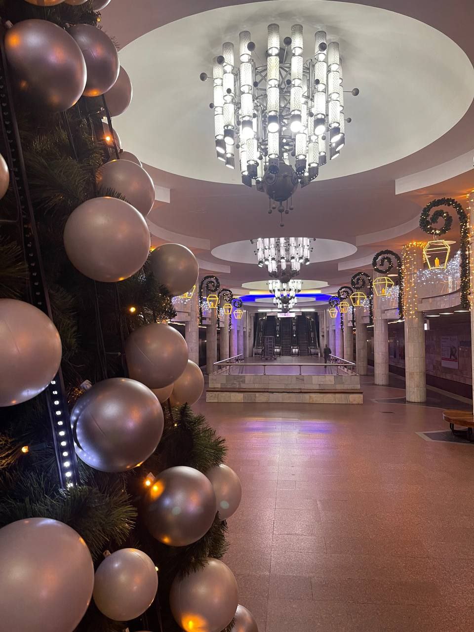 Новогодняя елка в Харькове в метро 2