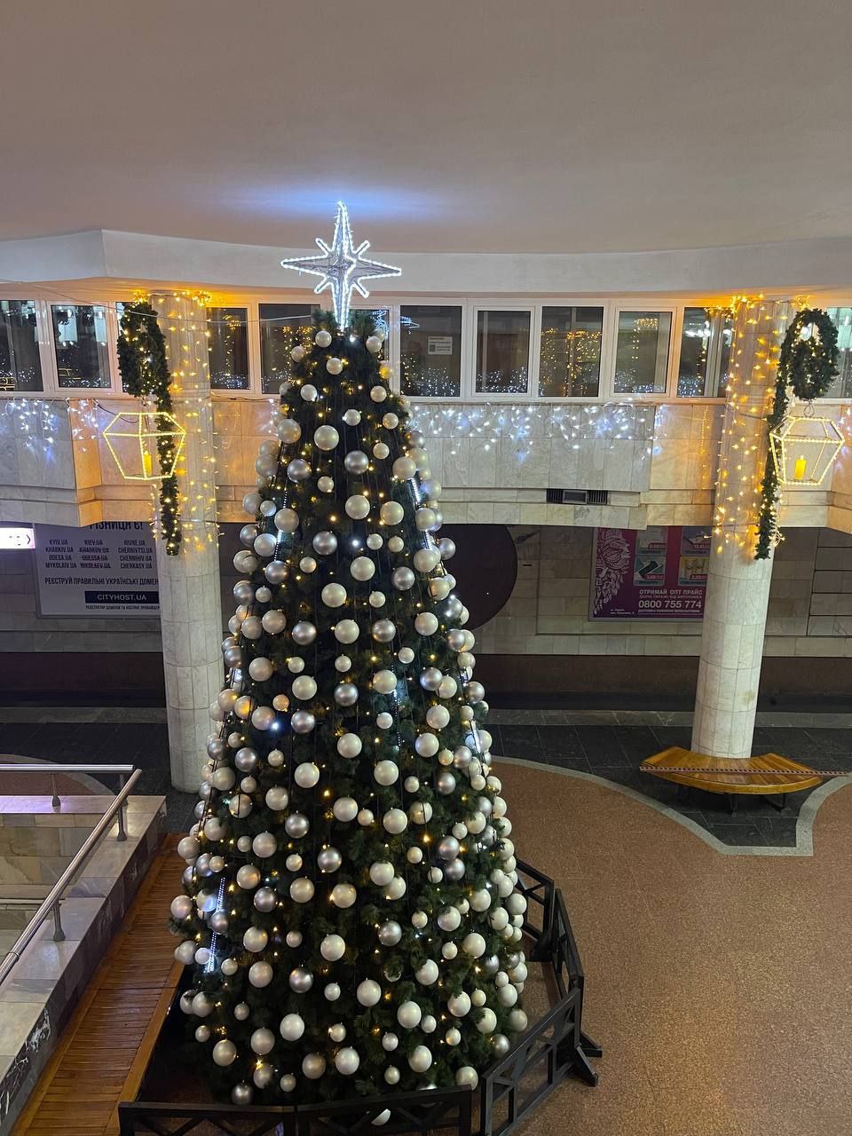 Новогодняя елка в Харькове в метро 3