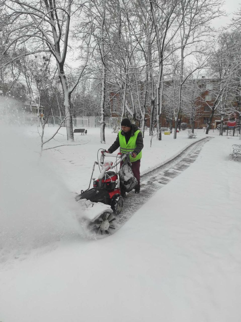 В Харькове убирают снег ноябрь 2023