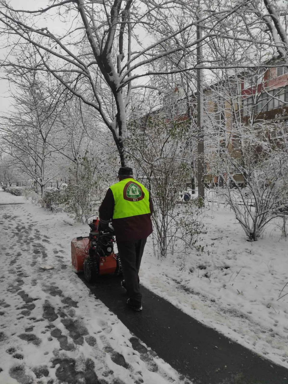 В Харькове убирают снег ноябрь 2023 3