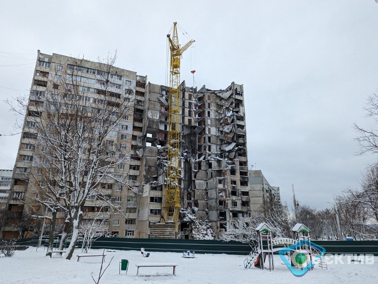 Знесення дому на Ужвій, 82: кранівника забрали на фронт, коли завершать роботи