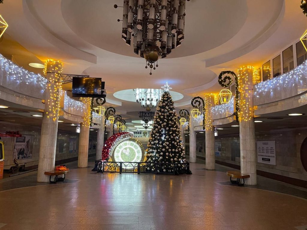 Новый год: в Харькове завершили украшать главную праздничную станцию метро