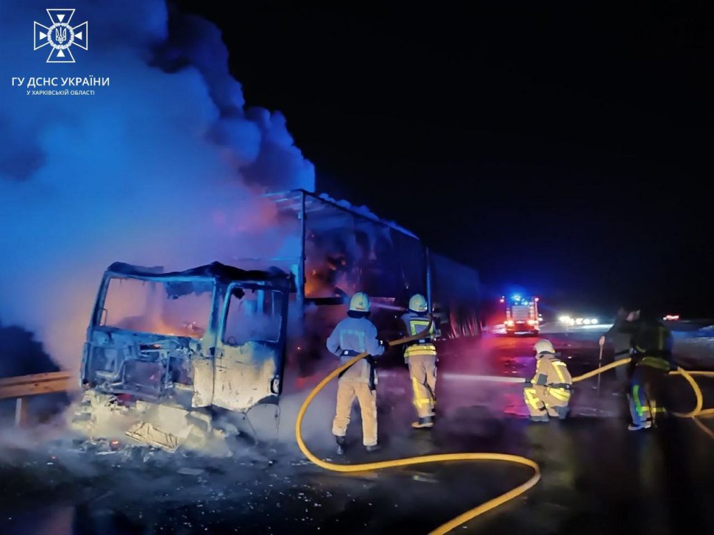 Під Харковом під час руху загорілася вантажівка