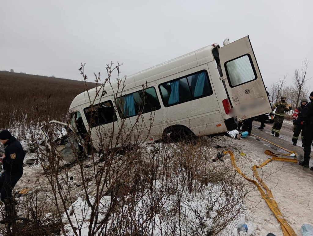 Одна людина загинула, 18 постраждали. Авто врізалося в автобус на Харківщині