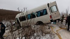 Одна людина загинула, 18 постраждали. Авто врізалося в автобус на Харківщині