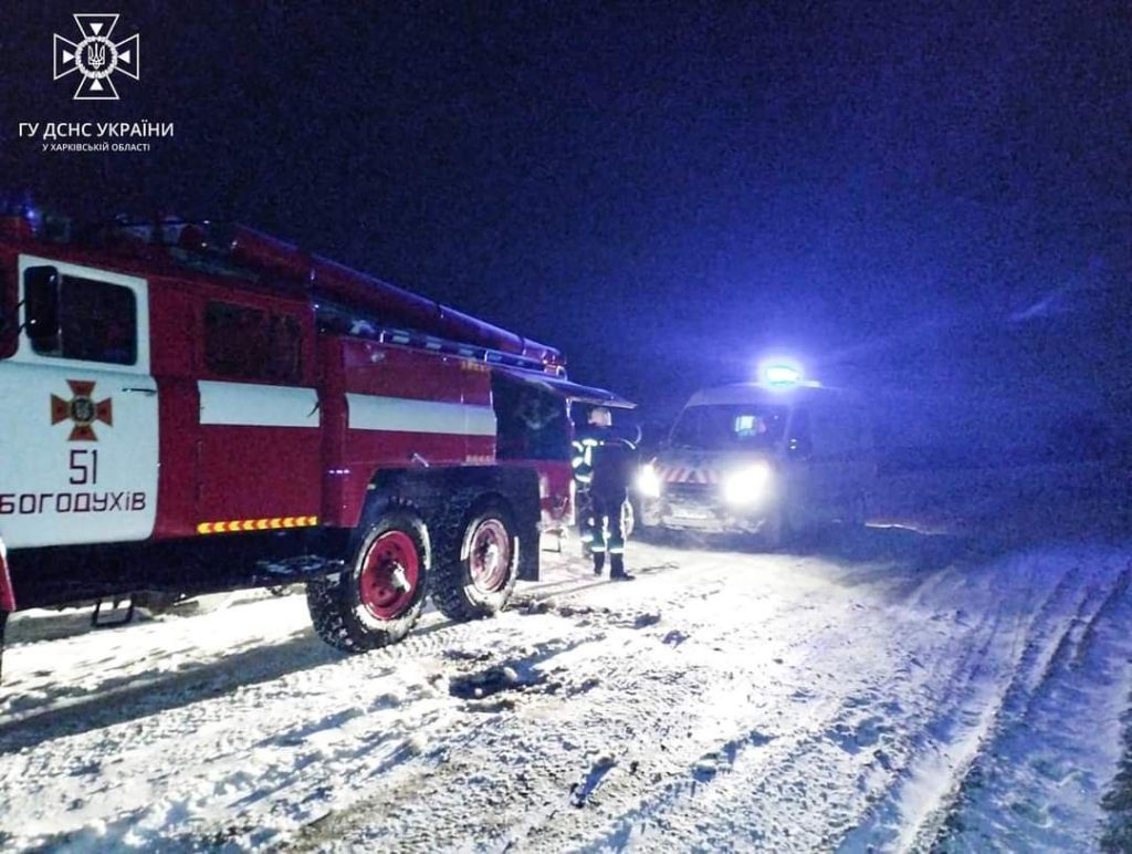 “Швидка” та три автомобілі застрягли в заметах у Харківській області