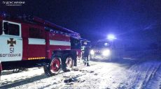 «Скорая» и три автомобиля застряли в заносах в Харьковской области