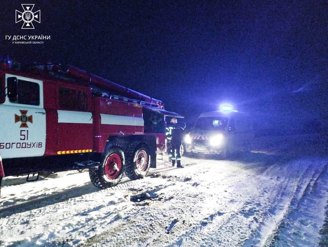 Сніг, швидку витягують із замету