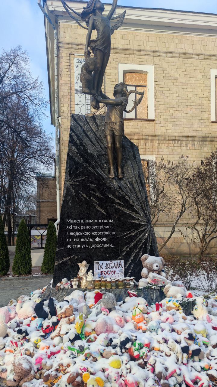 Игрушки под памятником убитым детям в Харькове 2