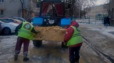 Почти 2 тысячи коммунальщиков в Харькове убирали лед и посыпали дорожки (фото)