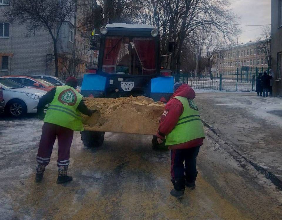 Почти 2 тысячи коммунальщиков в Харькове убирали лед и посыпали дорожки (фото)