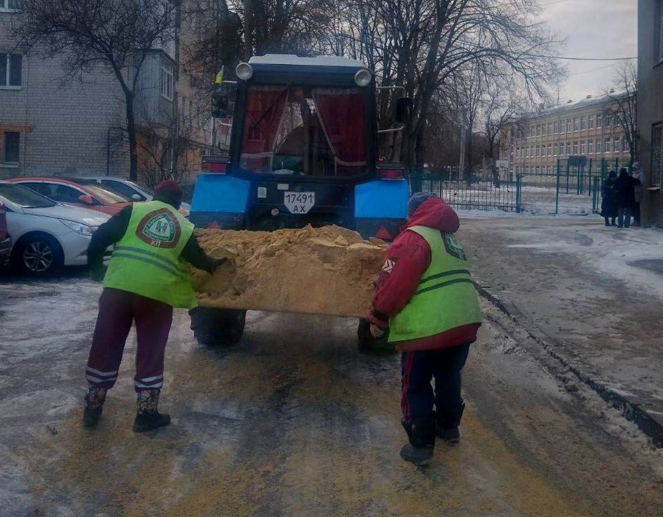 Майже 2 тисячі комунальників у Харкові прибирали лід і посипали доріжки (фото)